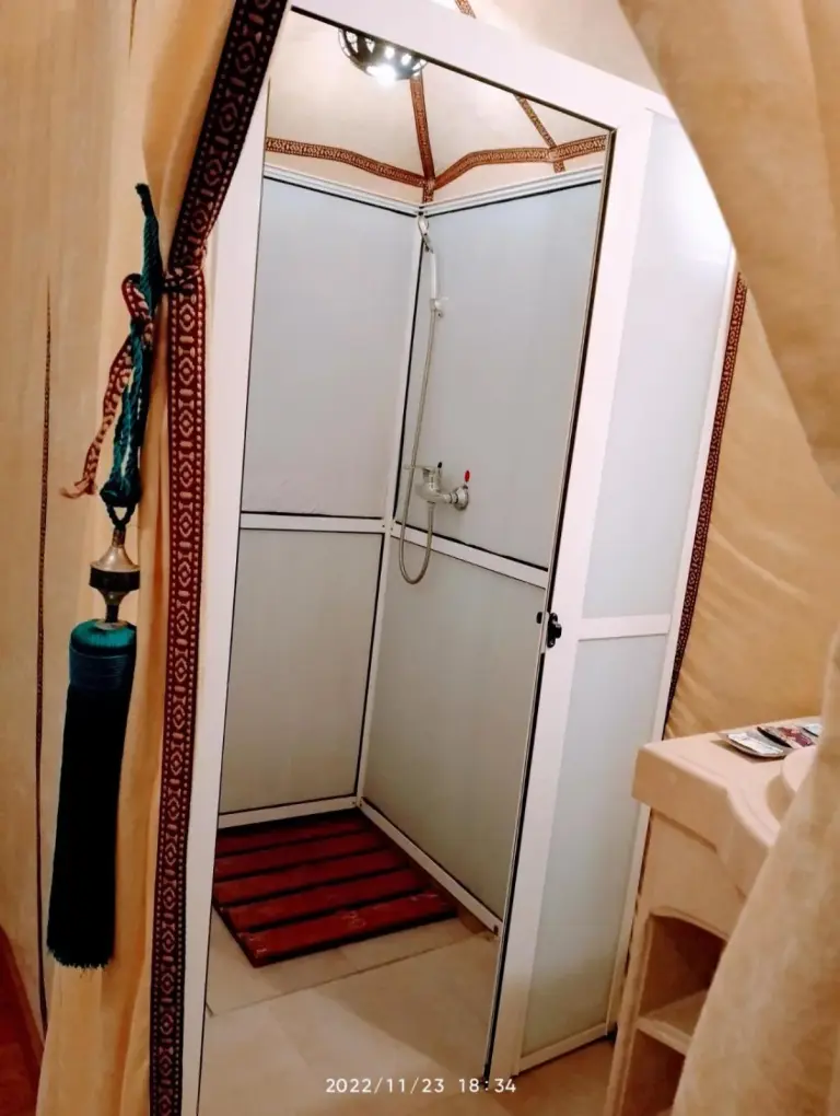 Duschkabine im Luxus-Zelt des Erg Chebbi Desert Luxury Camp