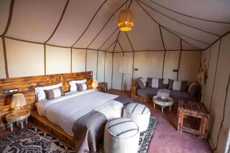 Chambre confortable dans une tente de luxe à Erg Chebbi Luxury Camp à Merzouga.