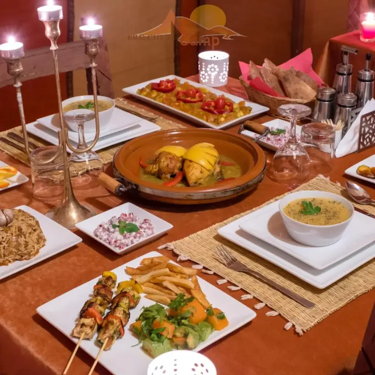 Somptueux dîner dressé à Erg Chebbi Luxury Camp à Merzouga.