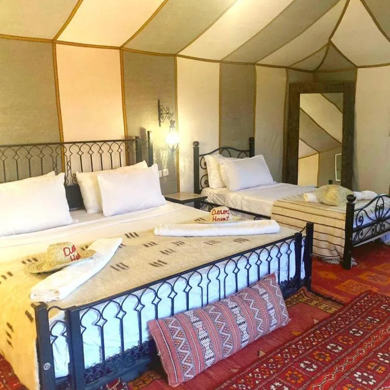 Aménagement d'une chambre familiale dans une tente de luxe à Erg Chebbi Luxury Camp à Merzouga.