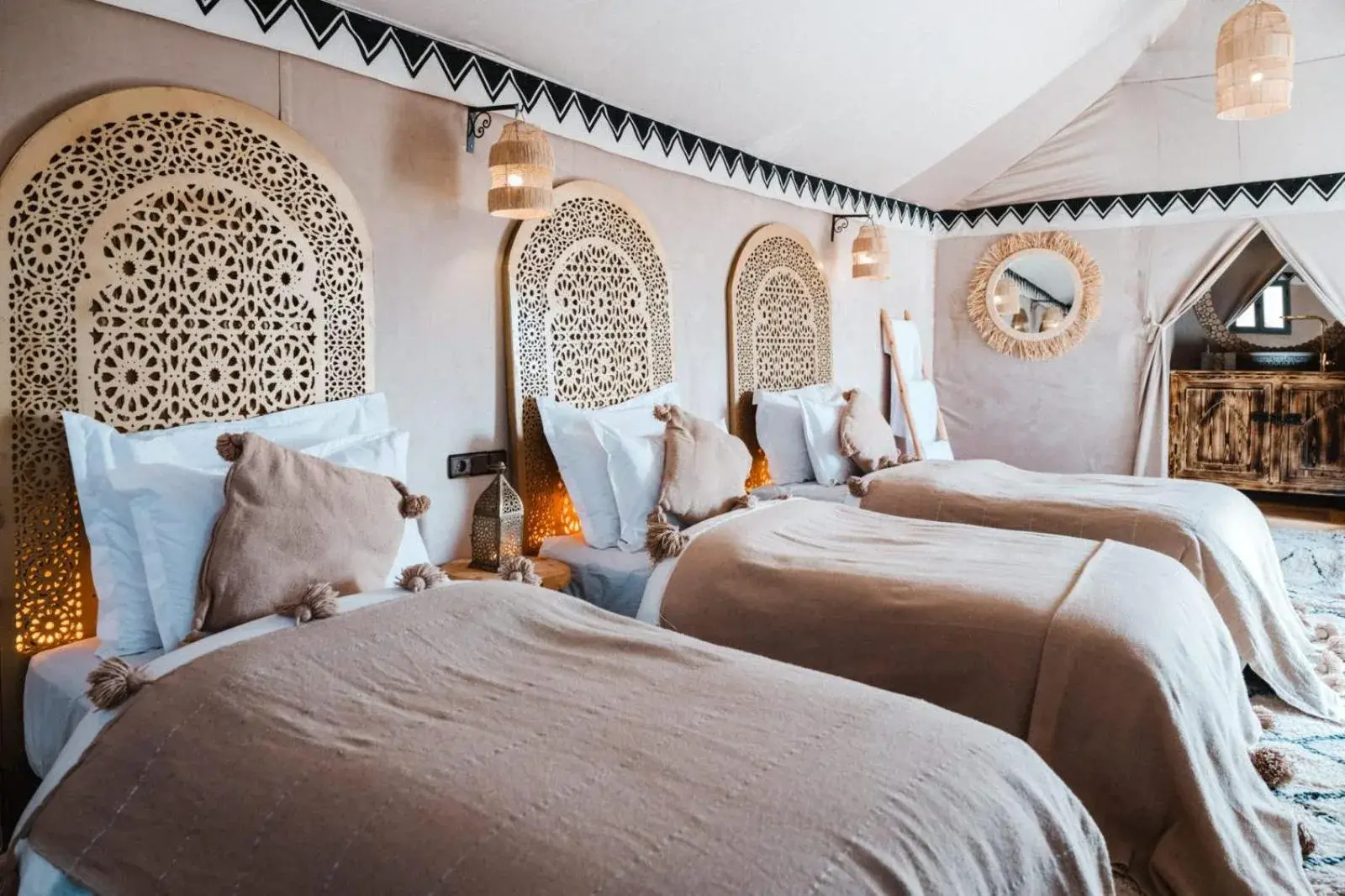 Chambre triple avec décoration élégante à Erg Chebbi Luxury Camp à Merzouga.
