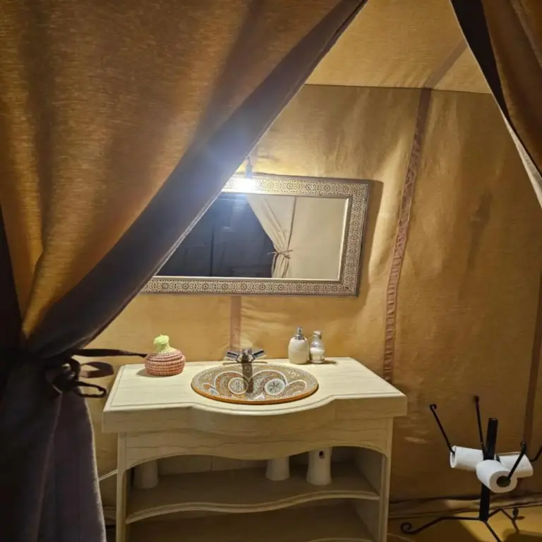 Innenraum des Zeltbades im Erg Chebbi Desert Camp