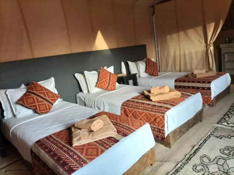 Dreibettzimmer im Erg Chebbi Desert Camp