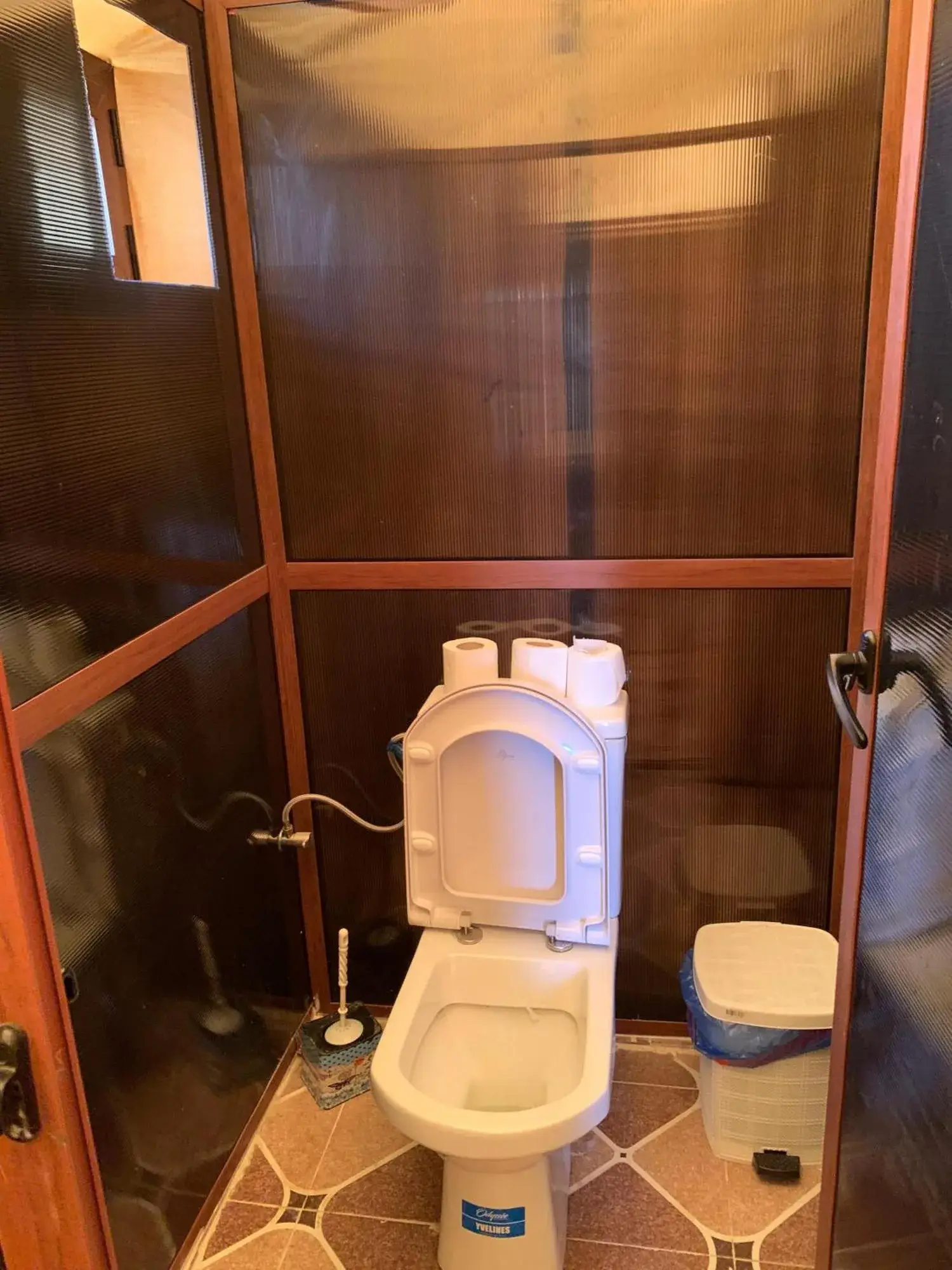 Zona de aseo compacta dentro de Erg Dream Luxury Camp en Merzouga, con paredes cerradas para mayor privacidad.