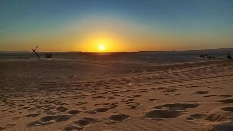 Früher Sonnenaufgang über der Wüste nahe Erg Luxury Camp Merzouga in Merzouga
