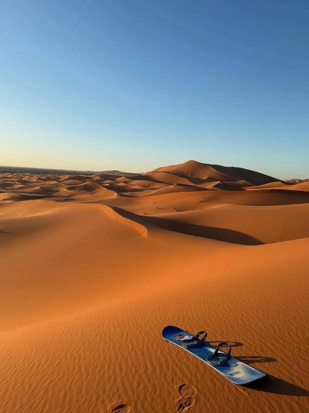 Sandboard auf den Dünen nahe Erg Luxury Camp Merzouga in Merzouga