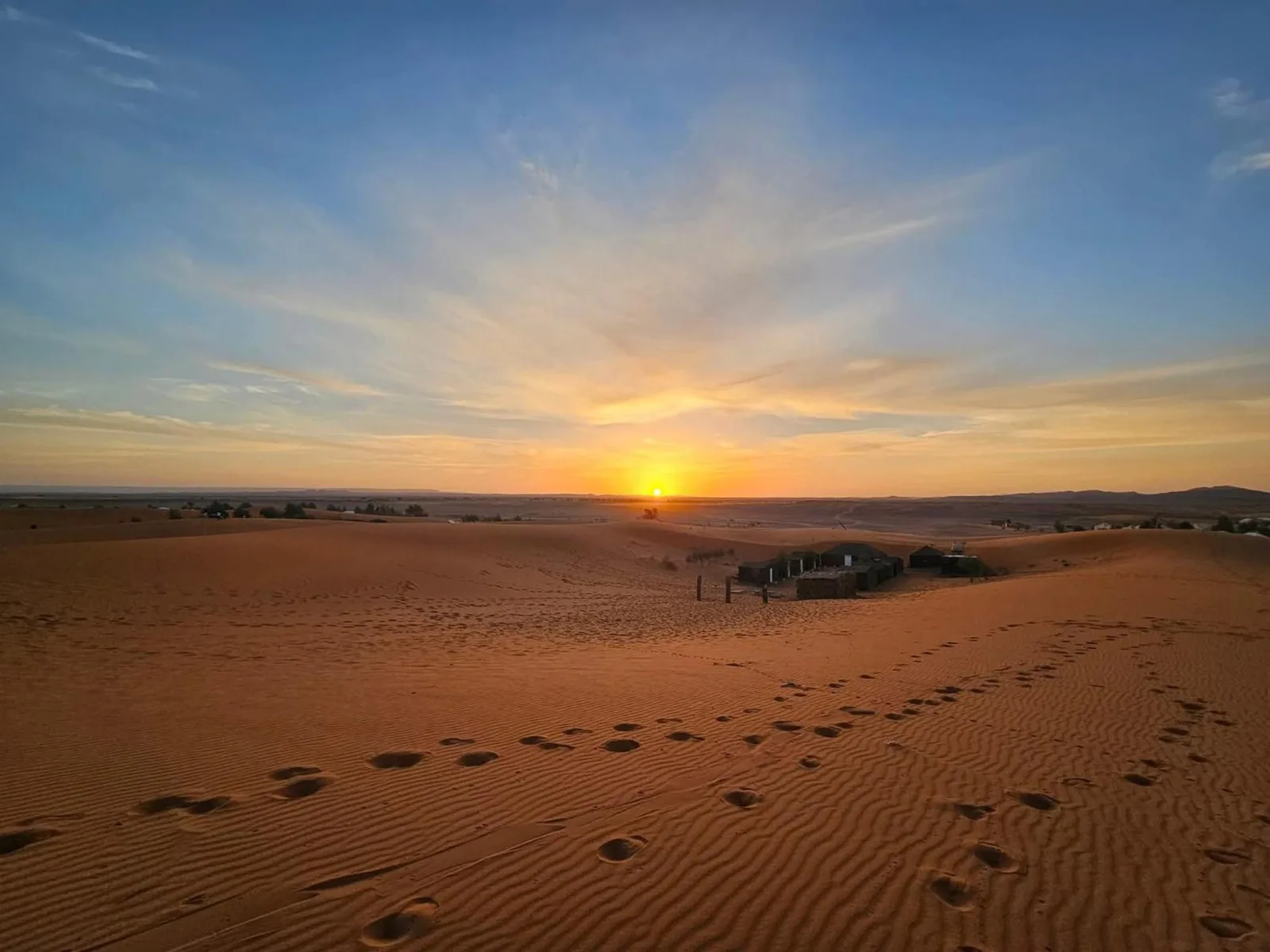 Weite Sonnenuntergangsansicht der Wüstenlandschaft nahe Erg Luxury Camp Merzouga in Merzouga