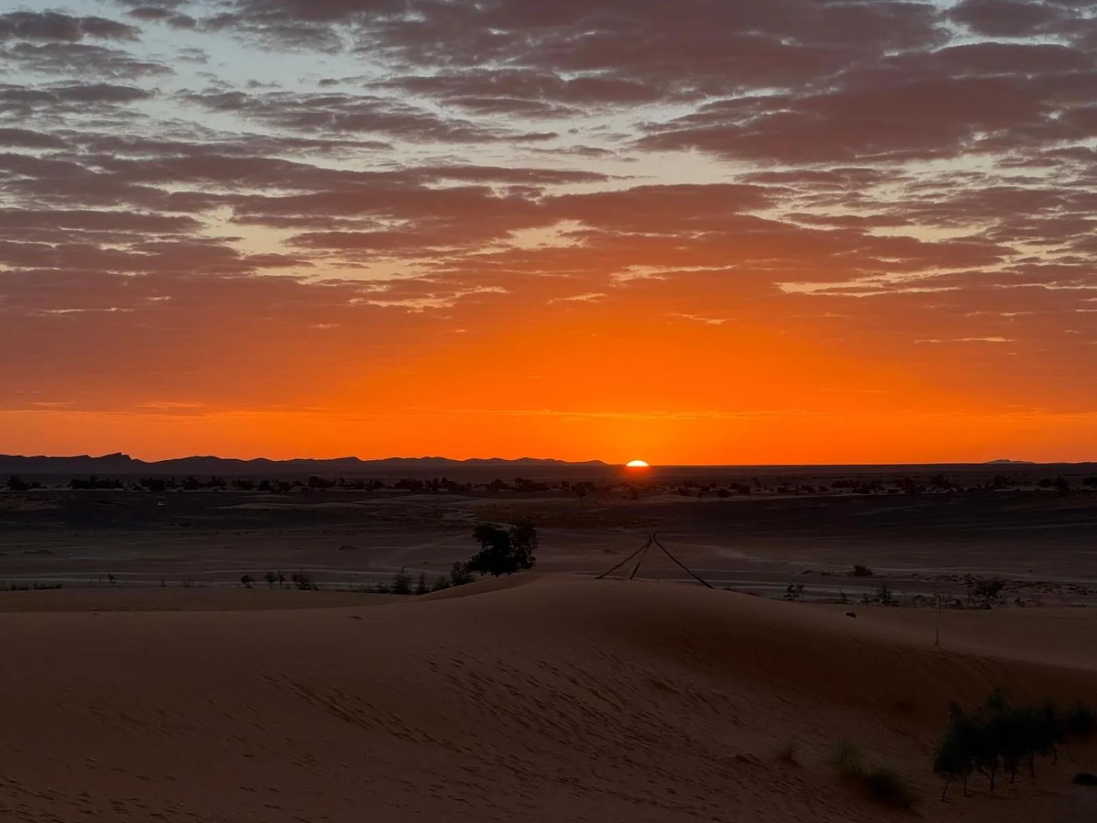 Orangefarbener Sonnenuntergangshorizont über der Wüste nahe Erg Luxury Camp Merzouga in Merzouga
