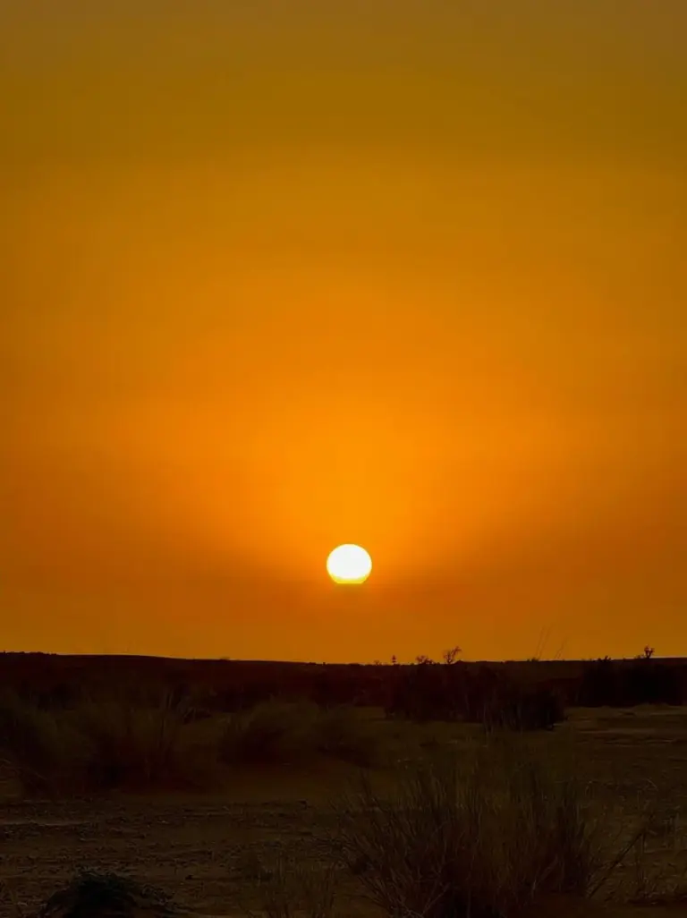 Die Sonne geht über der Wüste nahe Erg Luxury Camp Merzouga in Merzouga unter