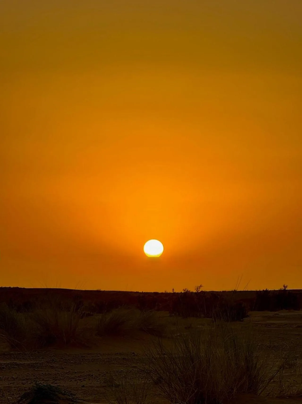 Die Sonne geht über der Wüste nahe Erg Luxury Camp Merzouga in Merzouga unter