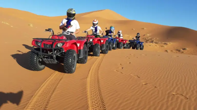 Erg Merzouga Desert Camp à Merzouga présentant une ligne d'aventure en quad