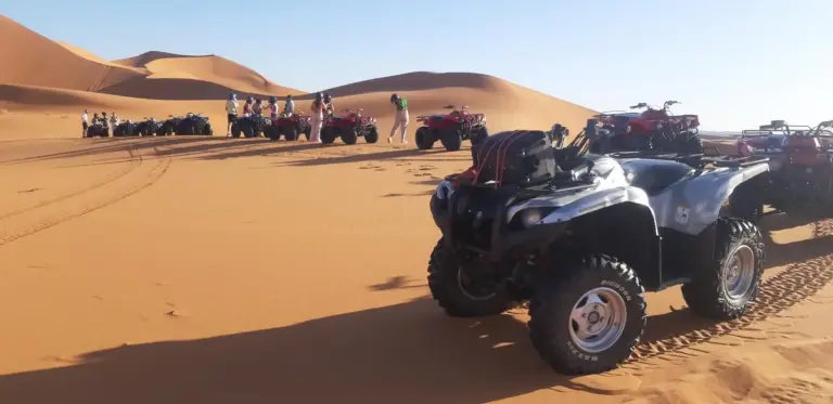 Erg Merzouga Desert Camp à Merzouga montrant une ligne de quads