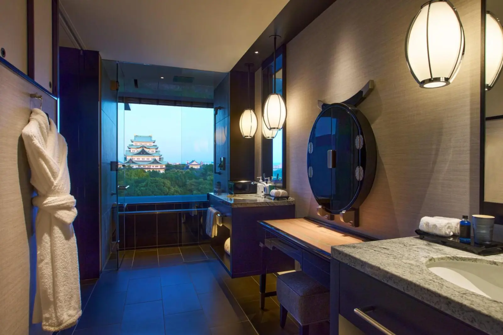 Salle de bain de l'Espacio Nagoya Castle avec vue sur le château