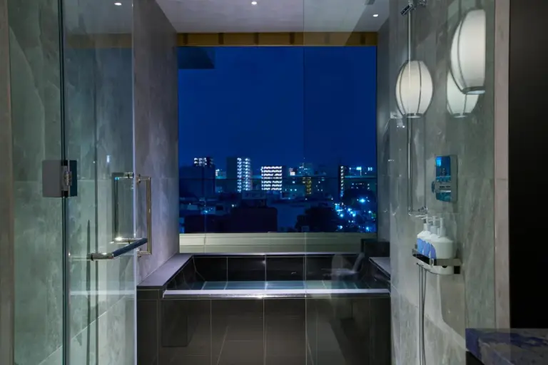 Salle de douche spacieuse de l'Espacio Nagoya Castle