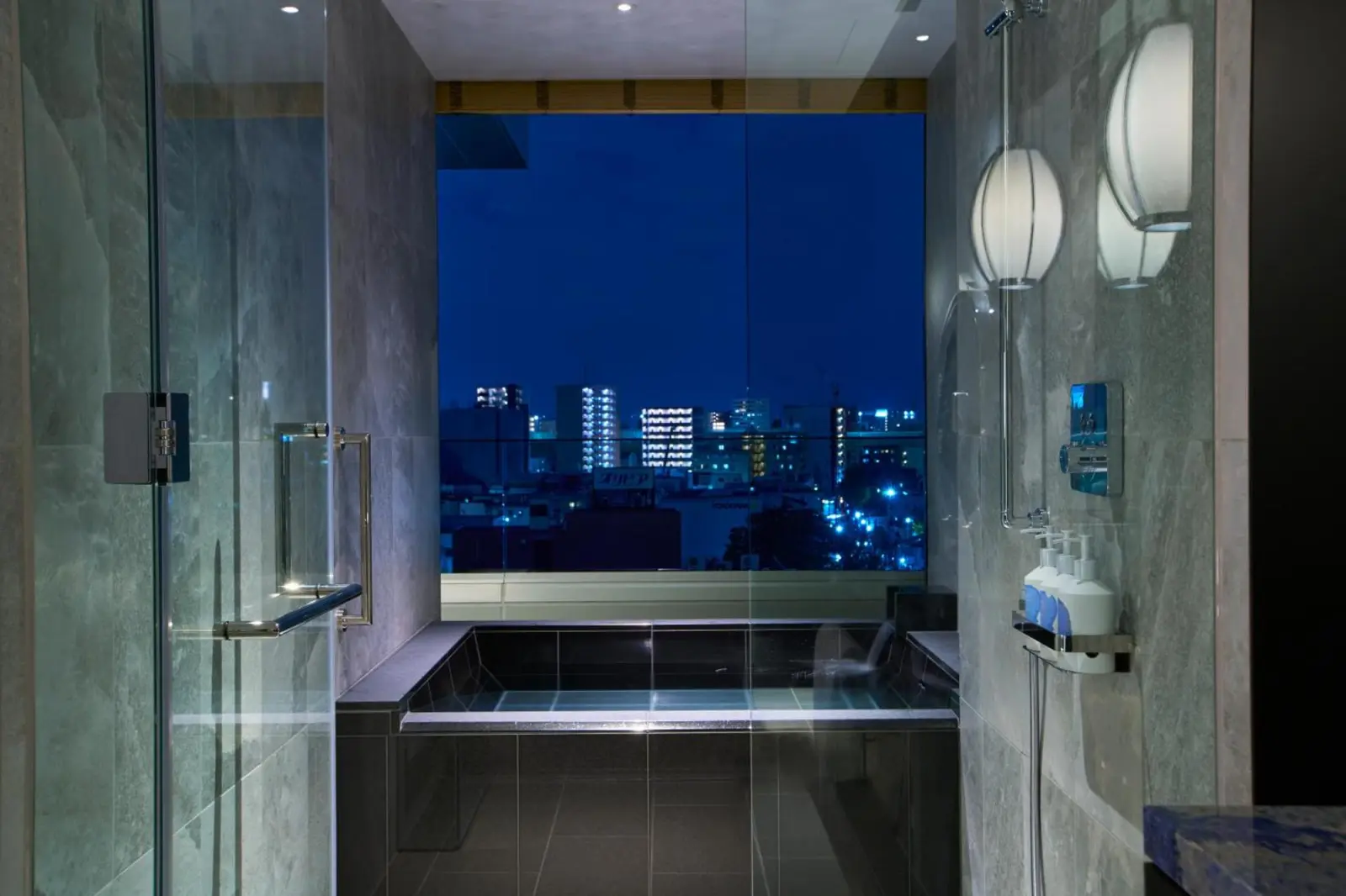 Salle de douche spacieuse de l'Espacio Nagoya Castle