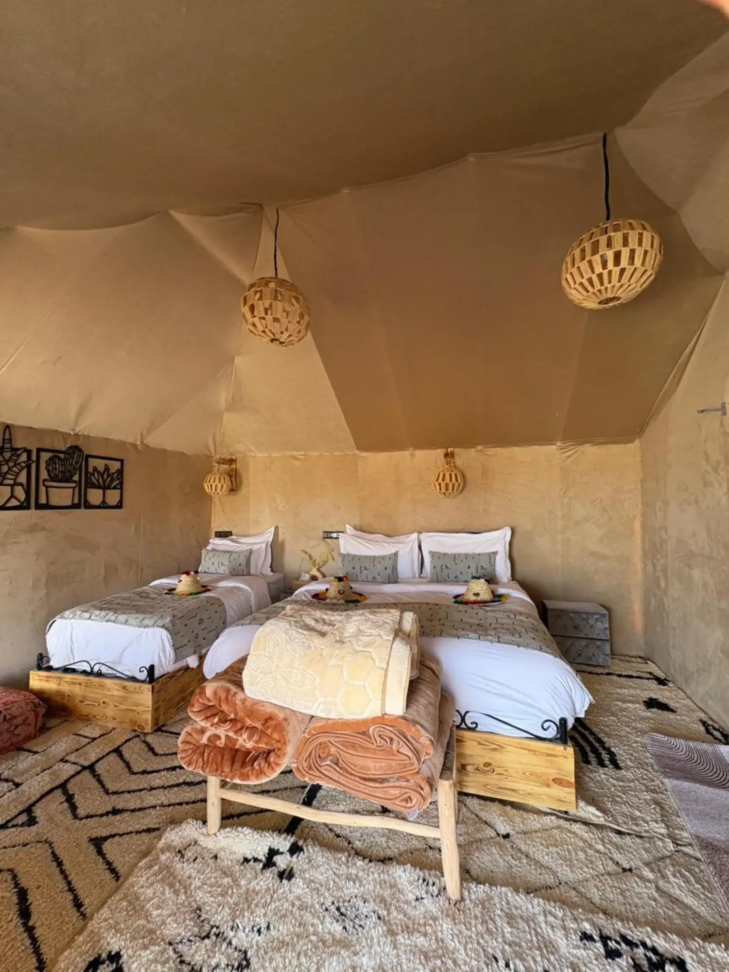 Eternal Luxury Camp Schlafzimmerinterieur mit zwei Einzelbetten
