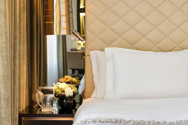 Primer plano de la decoración junto a la cama en una habitación de Excelsior Hotel Gallia