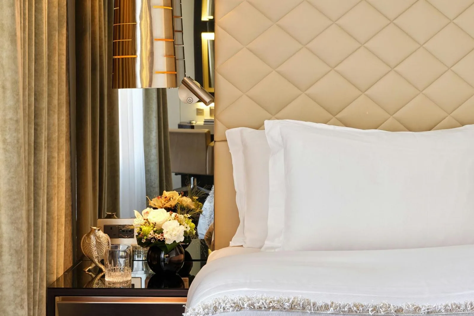 Primer plano de la decoración junto a la cama en una habitación de Excelsior Hotel Gallia
