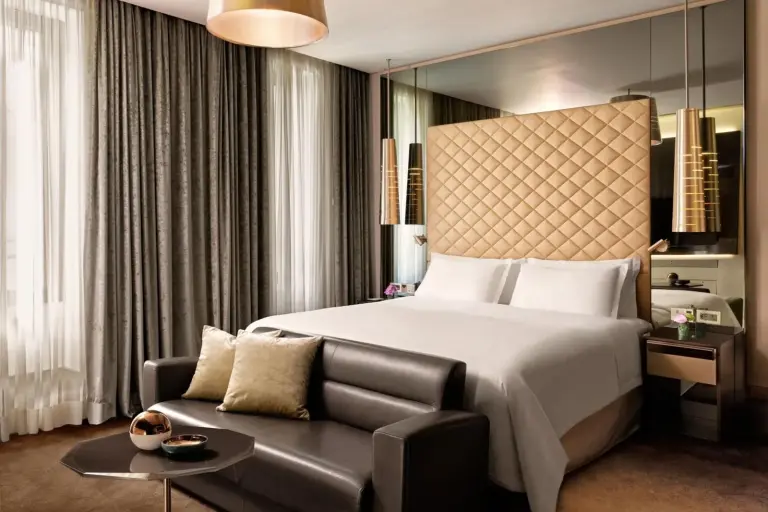 Dormitorio elegante en Excelsior Hotel Gallia con mobiliario lujoso
