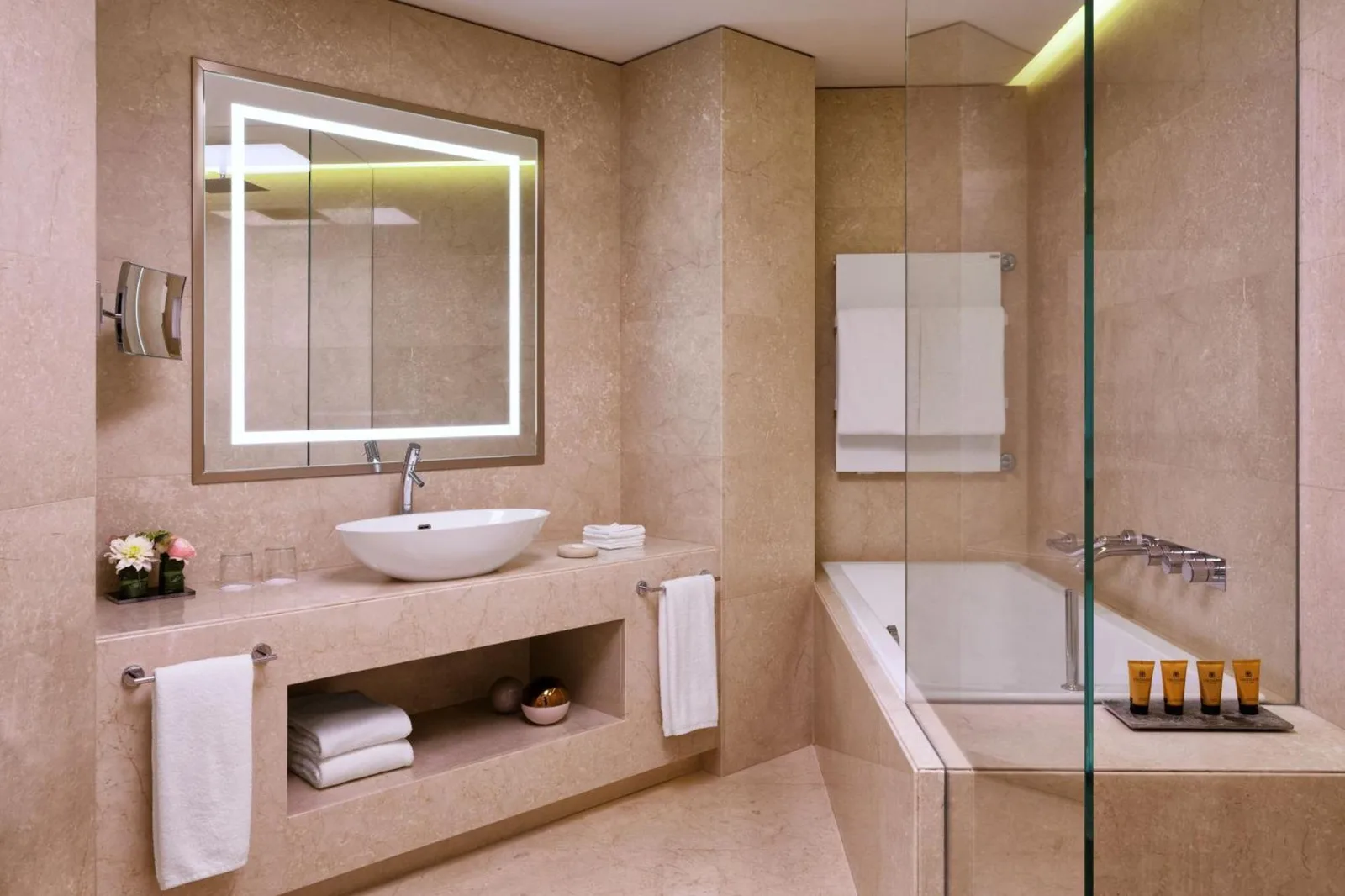 Baño moderno en Excelsior Hotel Gallia con acabados exclusivos