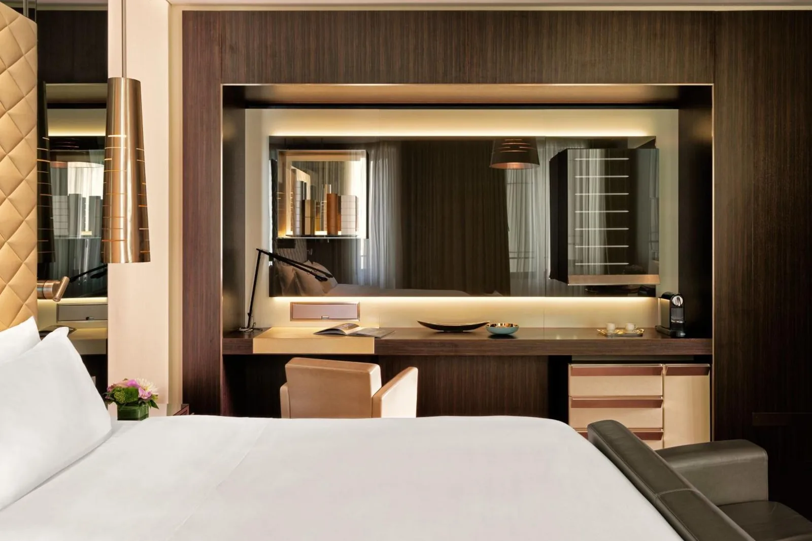 Zona de trabajo en una habitación de lujo en Excelsior Hotel Gallia