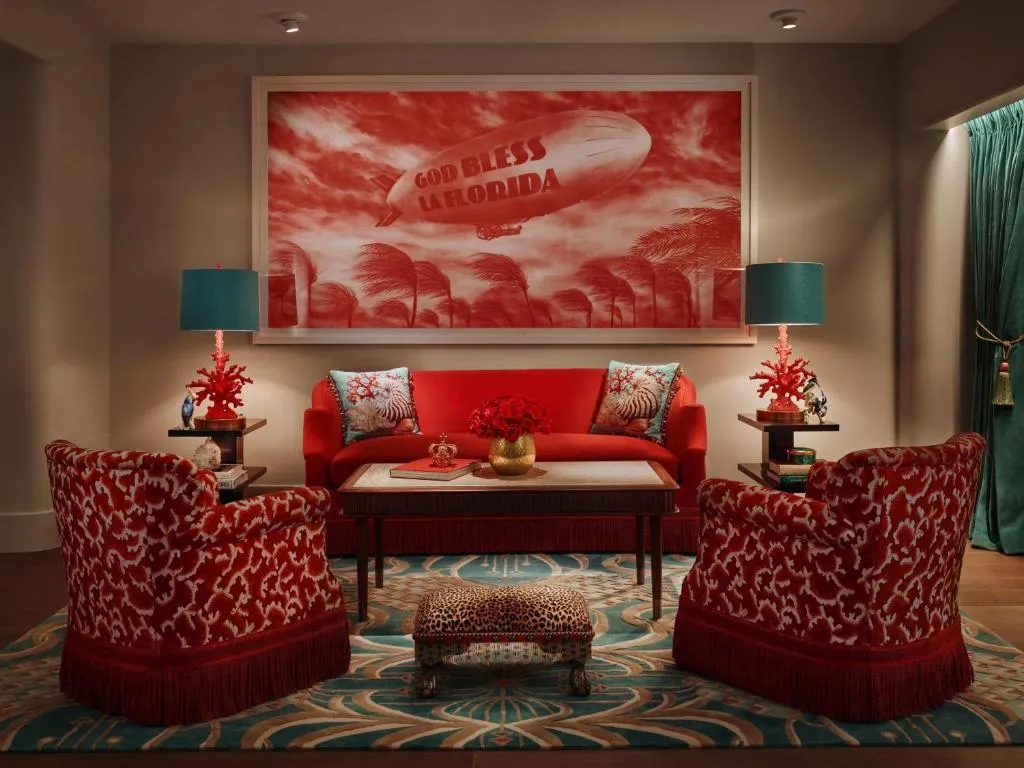 Faena Miami Beach gemütlicher Lounge-Bereich mit roten Akzenten