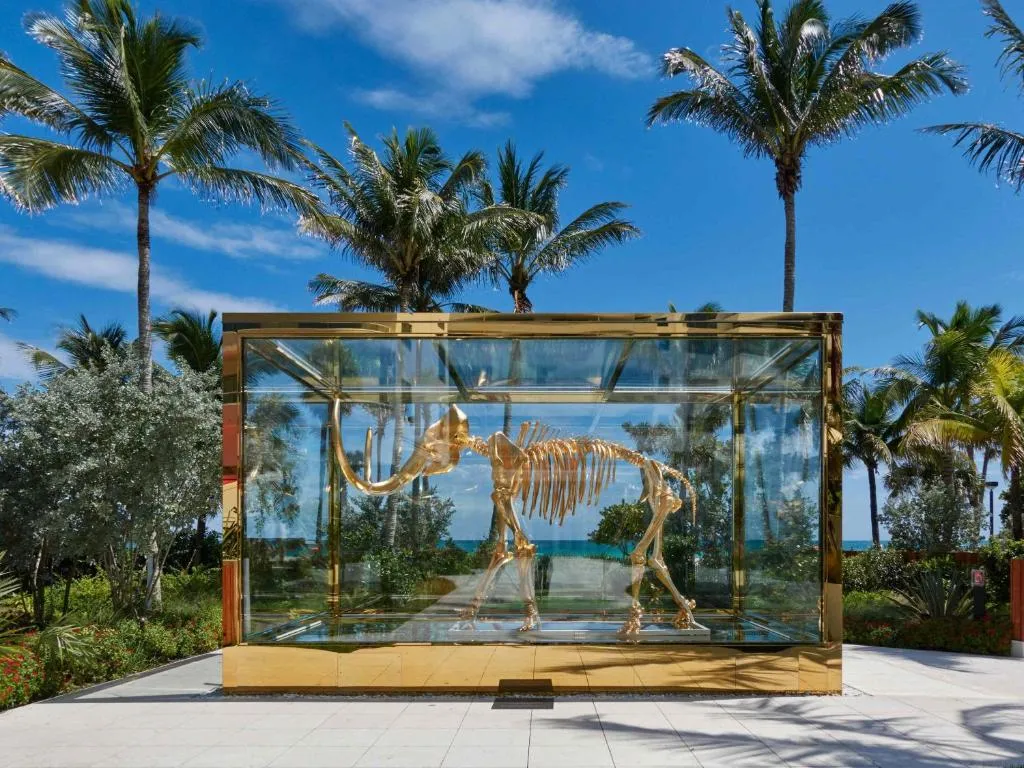 Faena Miami Beach goldene Elefantenskulptur in Glaskäfig