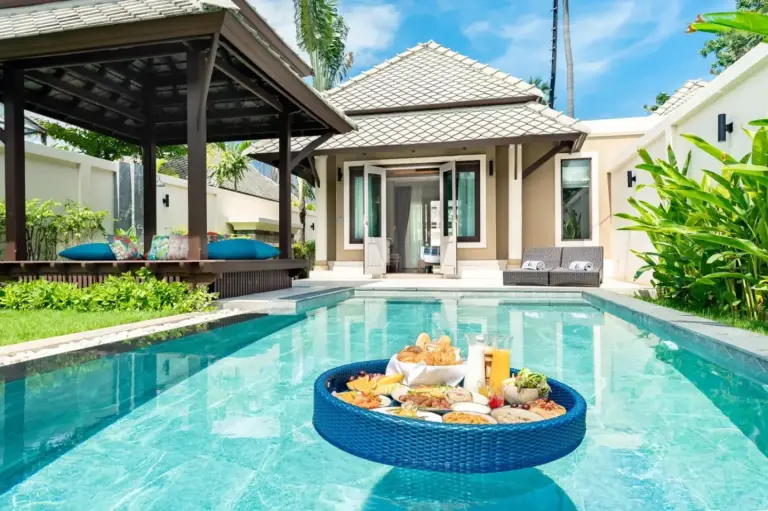 Piscina privada con servicio de comida en Fair House Villas & Spa, Koh Samui