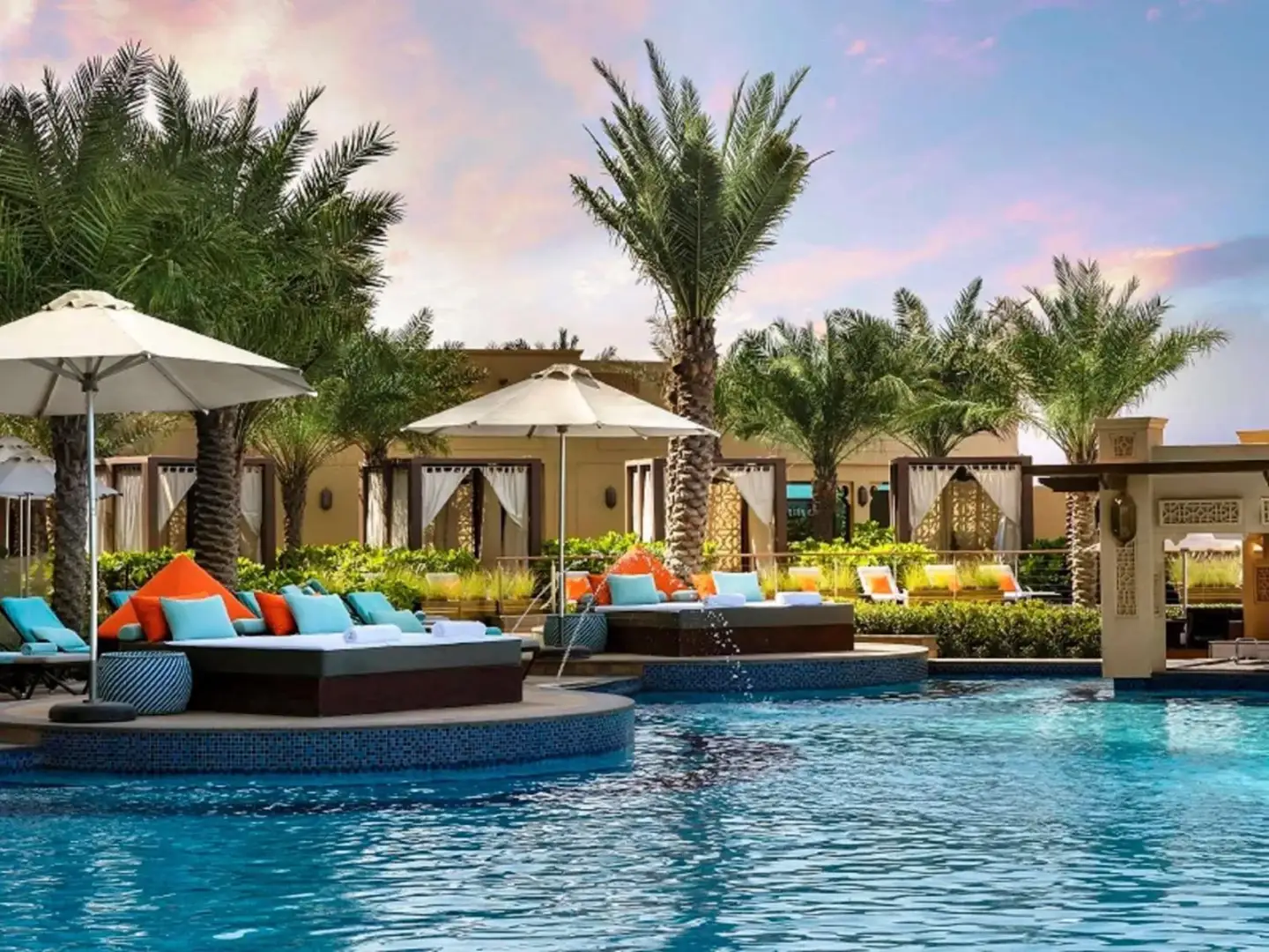 Außenpool mit Cabanas im Fairmont Ajman