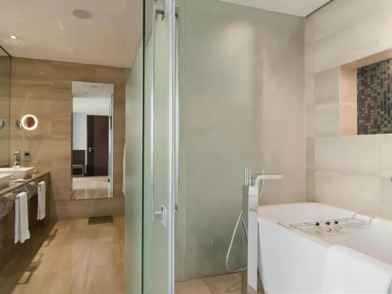Fairmont Bab Al Bahr – Hotel in Abu Dhabi, Vereinigte Arabische Emirate – ein Badezimmer mit einer Badewanne, einem Waschbecken und einer Dusche im Fairmont Bab Al Bahr in Abu Dhabi