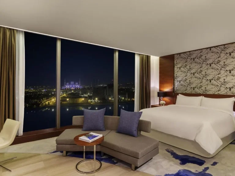 Fairmont Bab Al Bahr – Hotel in Abu Dhabi, Vereinigte Arabische Emirate – ein Schlafzimmer mit einem großen Bett und einem großen Fenster im Fairmont Bab Al Bahr in Abu Dhabi