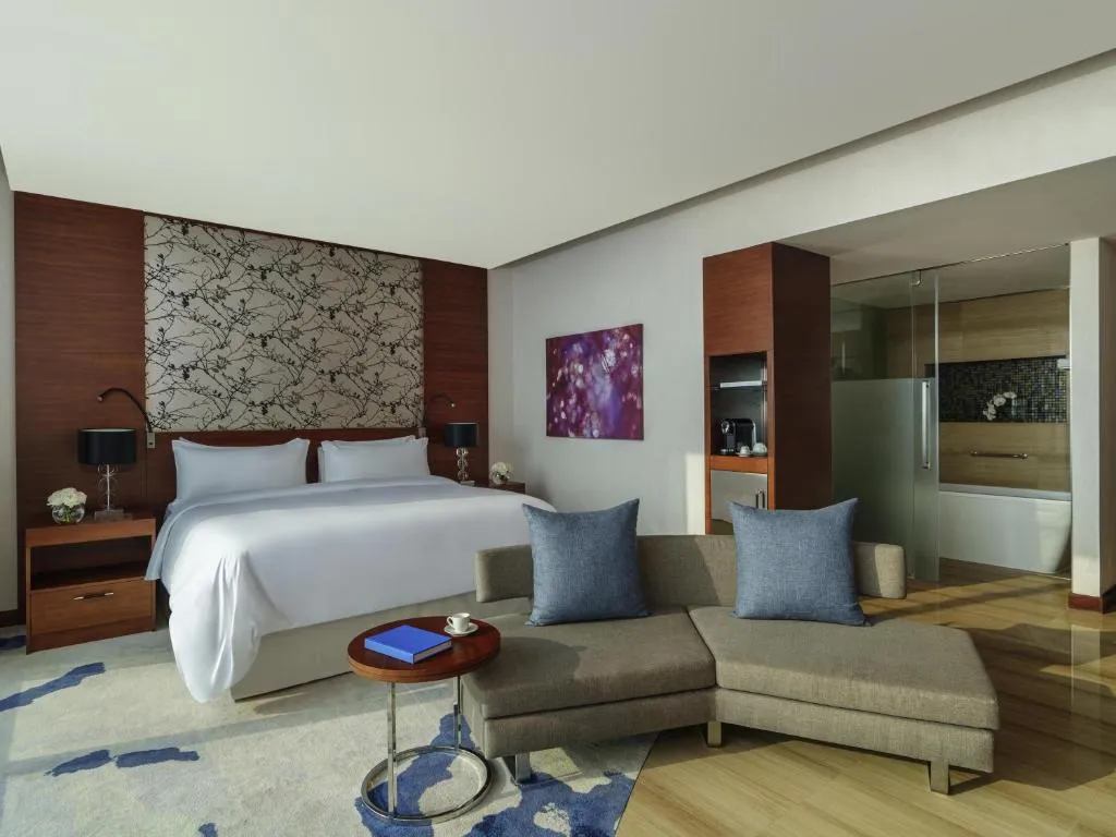 Fairmont Bab Al Bahr – Hotel in Abu Dhabi, Vereinigte Arabische Emirate – ein Hotelzimmer mit einem Bett und einer Couch im Fairmont Bab Al Bahr in Abu Dhabi