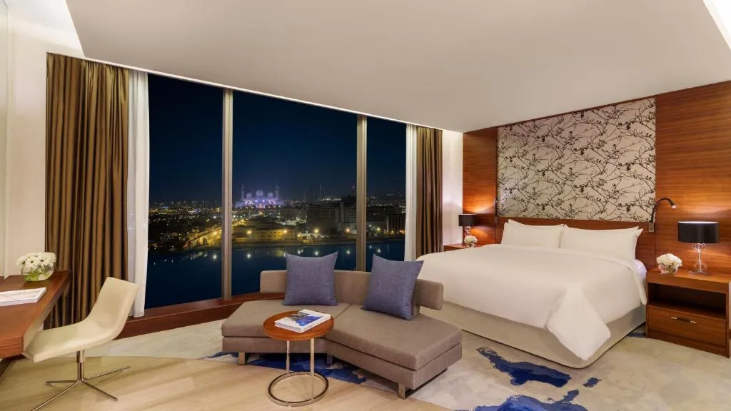 Fairmont Bab Al Bahr – Hotel in Abu Dhabi, Vereinigte Arabische Emirate – ein Hotelzimmer mit einem Bett und einem großen Fenster im Fairmont Bab Al Bahr in Abu Dhabi
