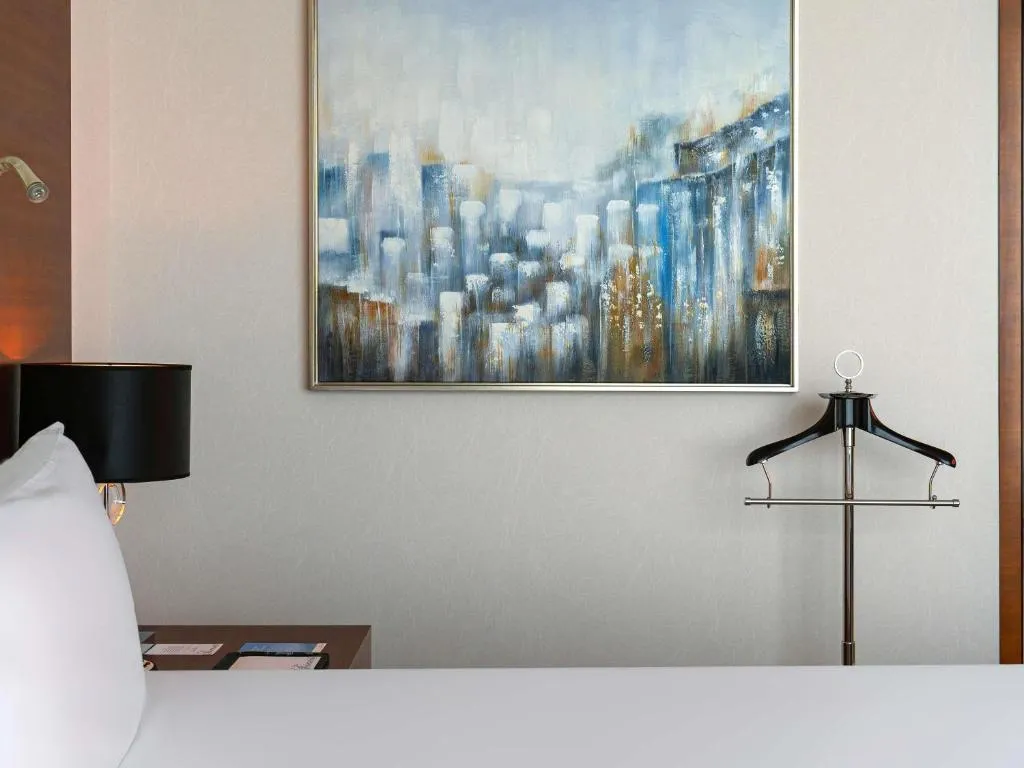Fairmont Bab Al Bahr – Hotel in Abu Dhabi, Vereinigte Arabische Emirate – ein Gemälde an der Wand eines Hotelzimmers im Fairmont Bab Al Bahr in Abu Dhabi