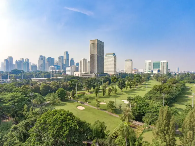 Fairmont Jakarta – hôtel de Jakarta, Indonésie – une salle de bain avec douche et baignoire au Fairmont Jakarta à Jakarta