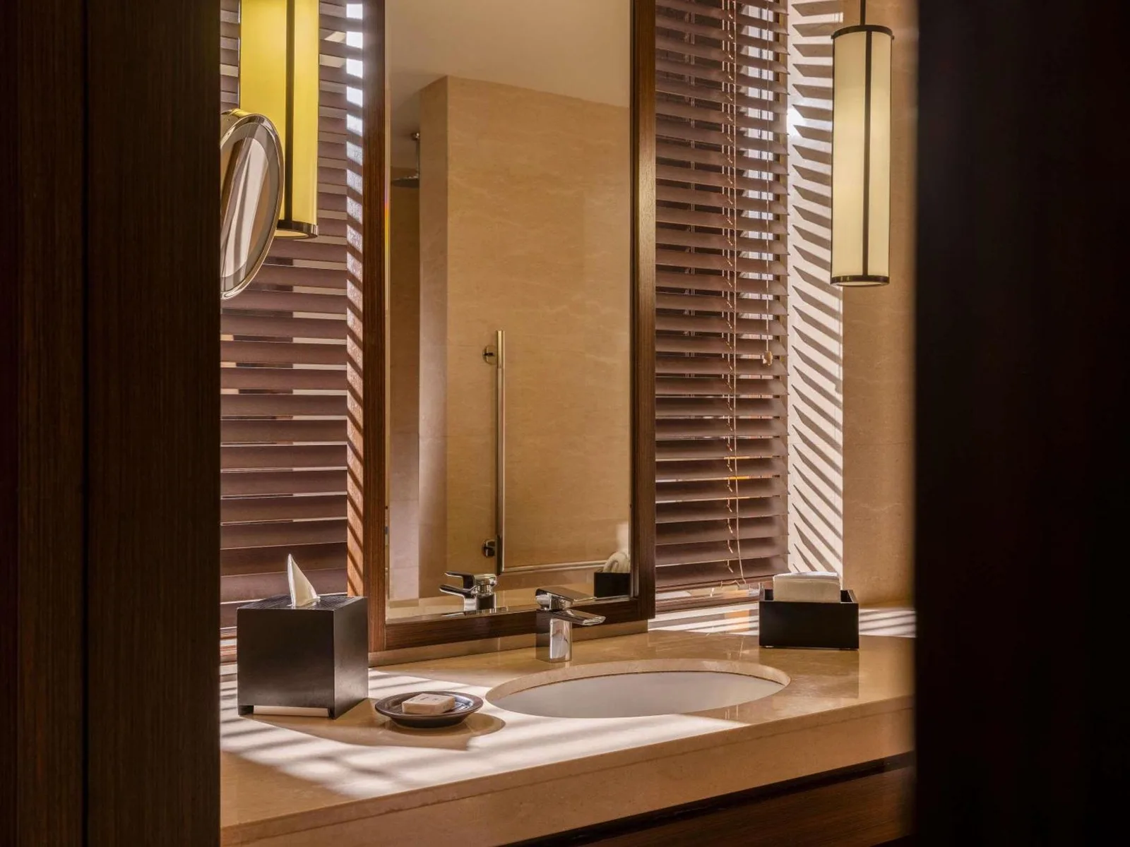 Salle de bain élégante de l'hôtel Fairmont Jakarta
