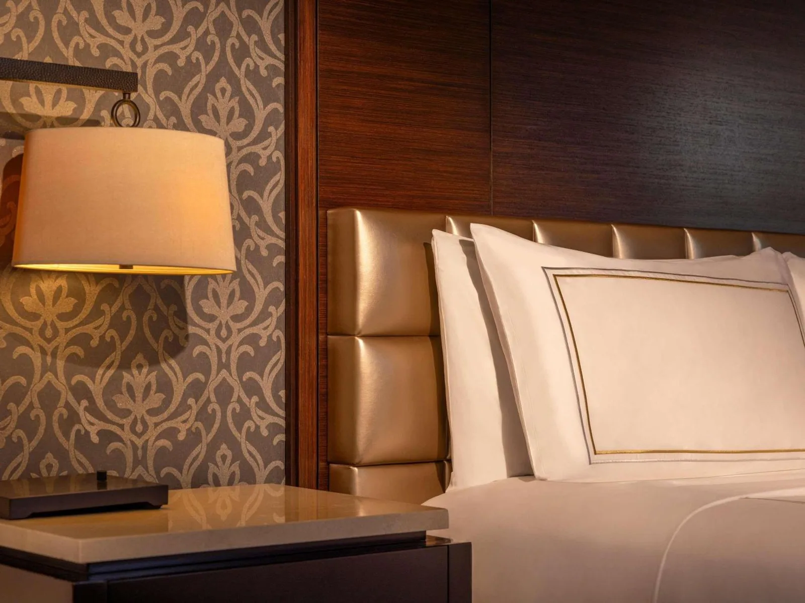 Lit de luxe dans une chambre du Fairmont Jakarta