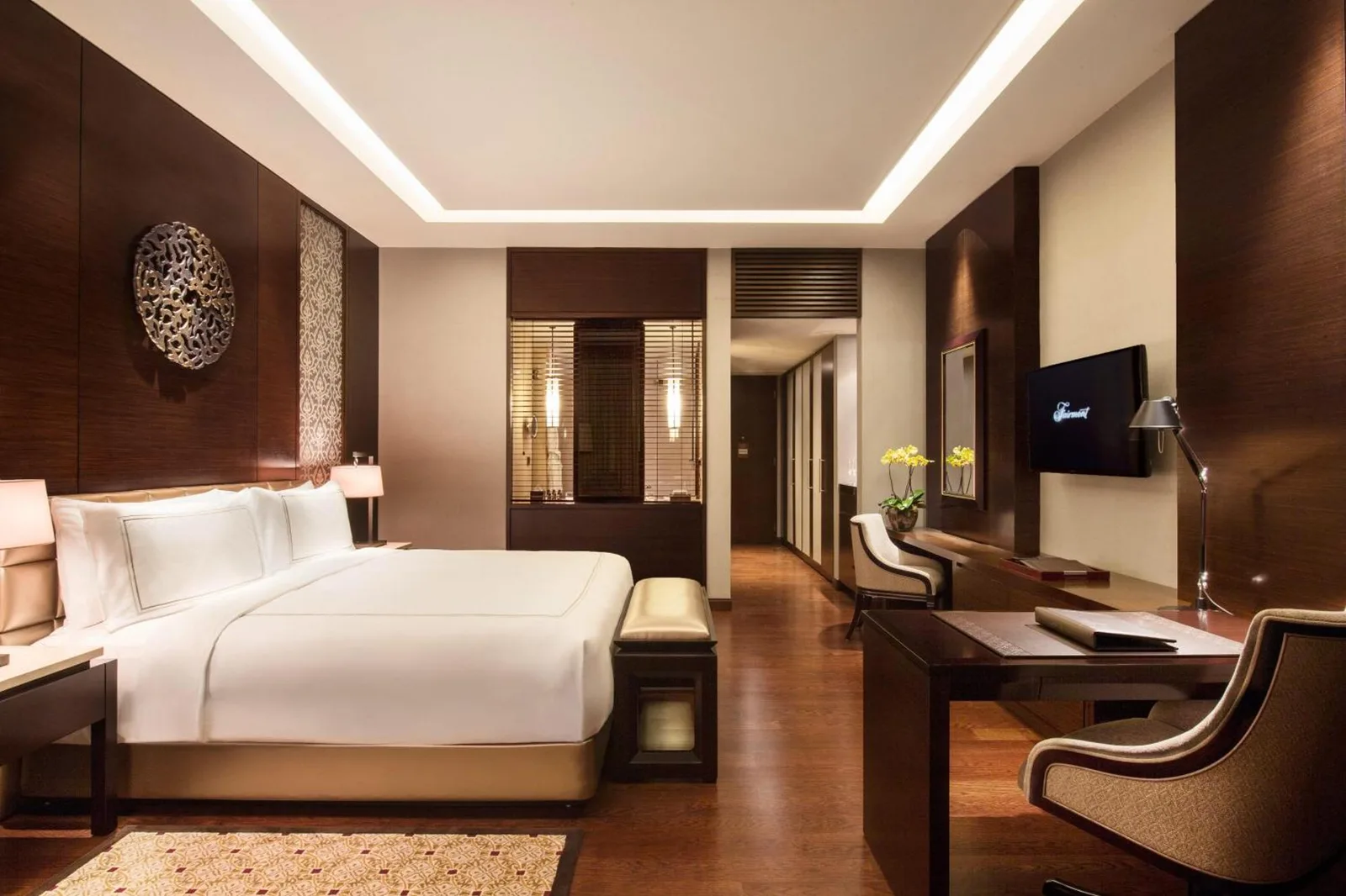 Homme d'affaires profitant de la vue au Fairmont Jakarta