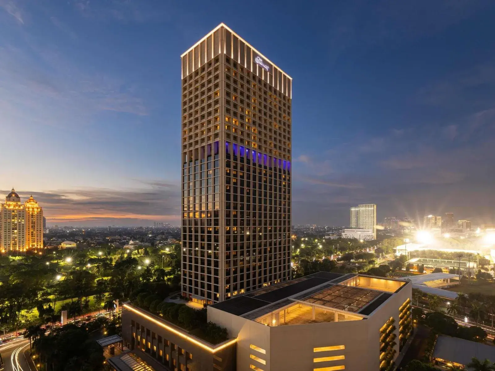 Vue extérieure de l'hôtel Fairmont Jakarta avec une magnifique ligne d'horizon