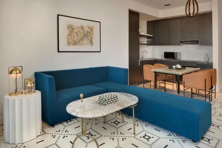 Lounge- und Essbereich im Fairmont Residences La Marina Rabat Sale