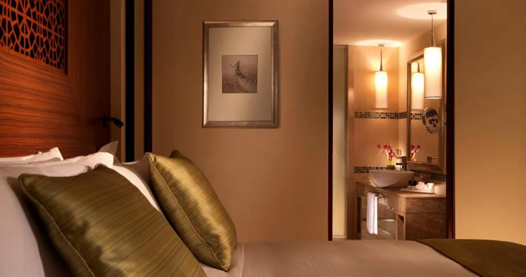 Fairmont The Palm – hotel en Dubái, Emiratos Árabes Unidos – una habitación de hotel con una silla y una gran ventana en Fairmont The Palm en Dubái