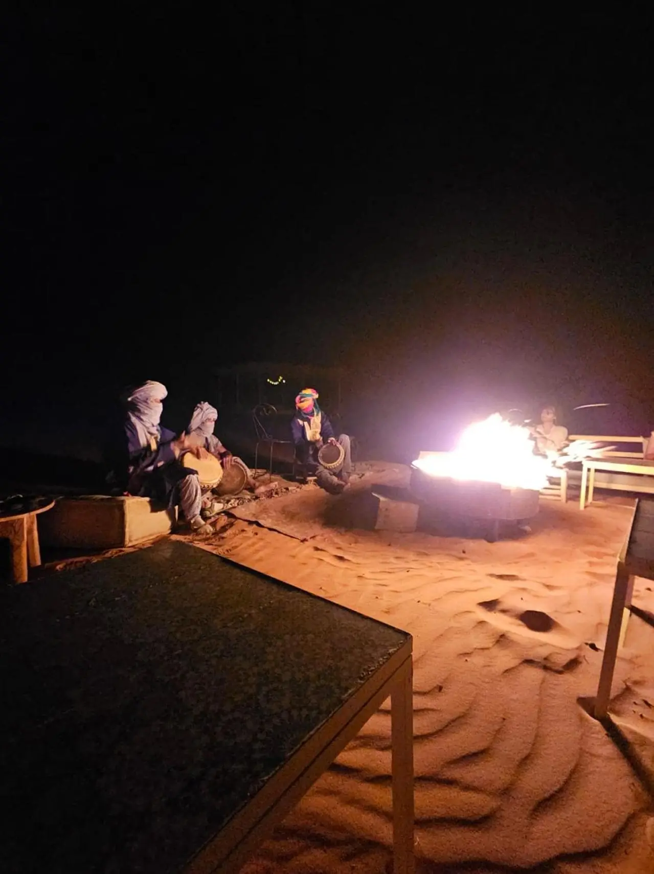 Réunion autour du feu de camp au Family Dunes Camp, Merzouga