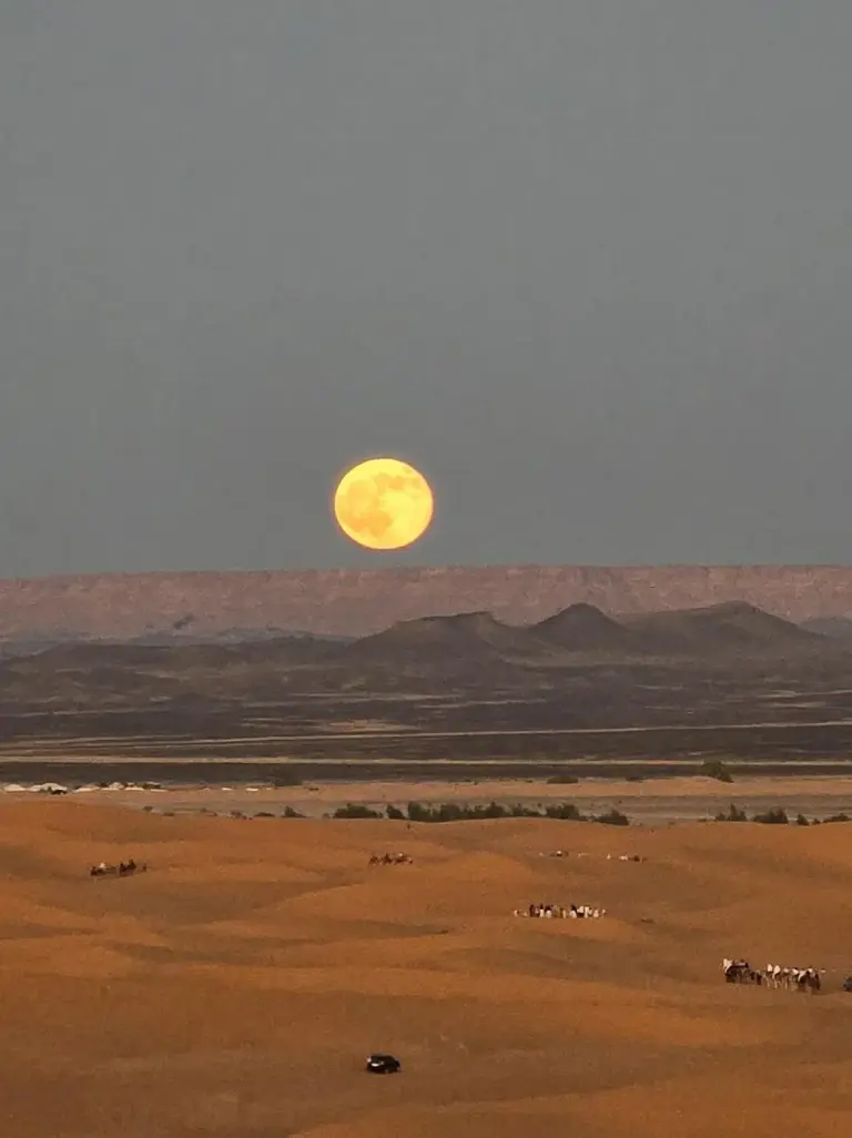 Lever de lune sur le désert près de Family Dunes Camp, Merzouga
