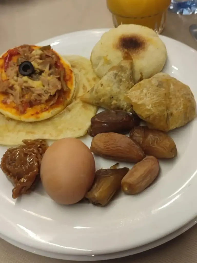 Petit-déjeuner marocain au Family Dunes Camp, Merzouga