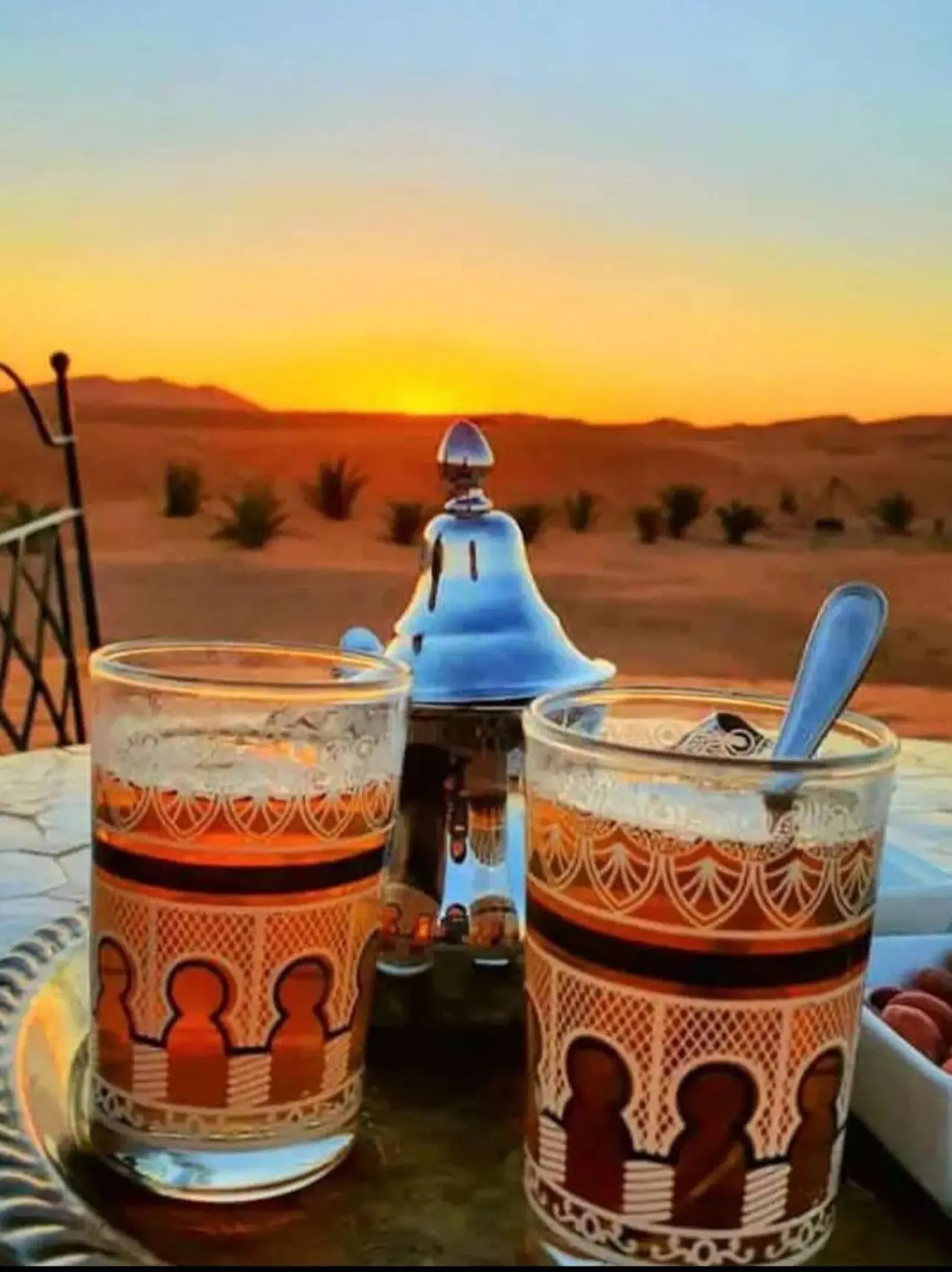 Thé au coucher de soleil au Family Dunes Camp, Merzouga