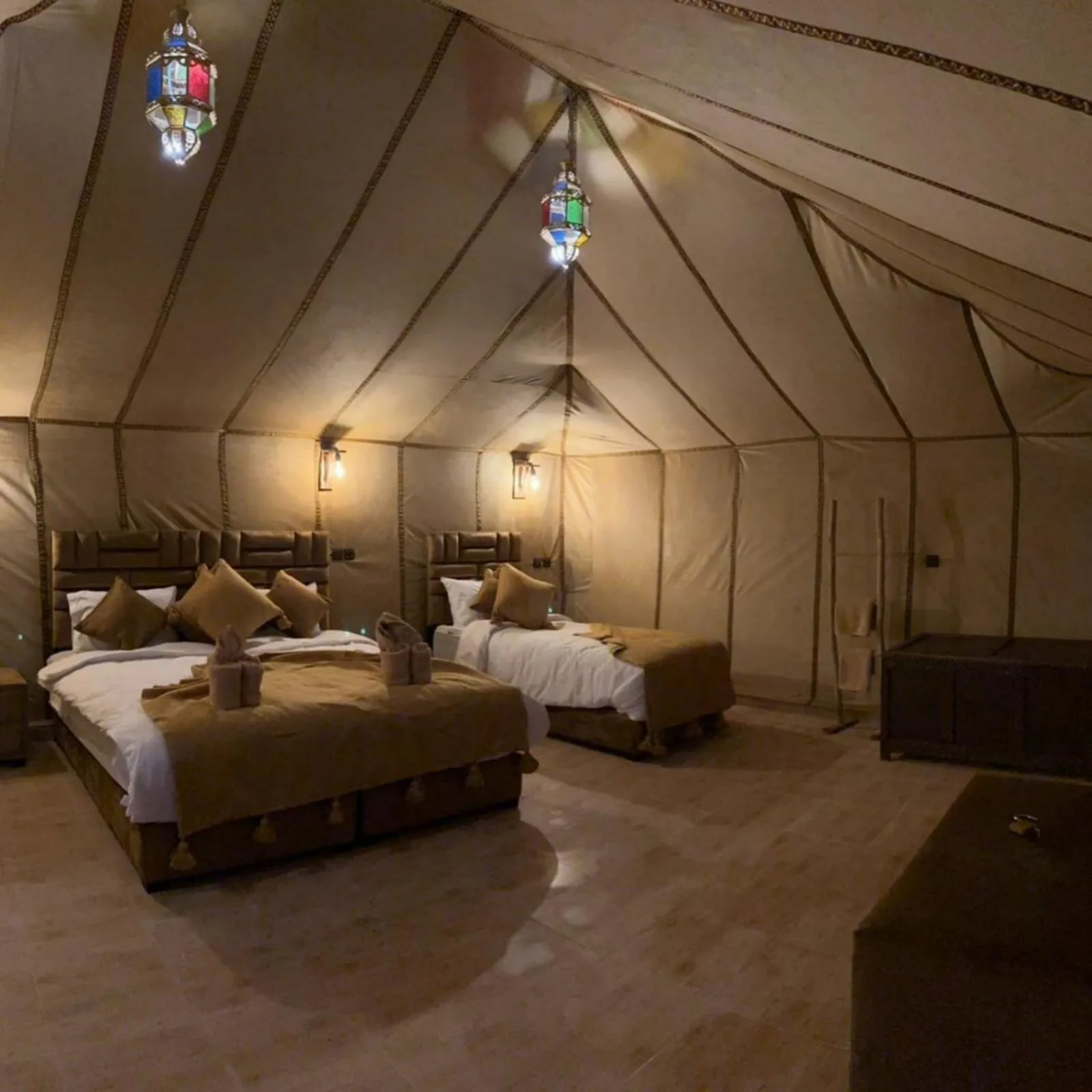 Fancy Golden Luxury Camp – hôtel à Merzouga, Maroc – une chambre avec deux lits dans une chambre avec un grenier au Fancy Golden Luxury Camp à Merzouga