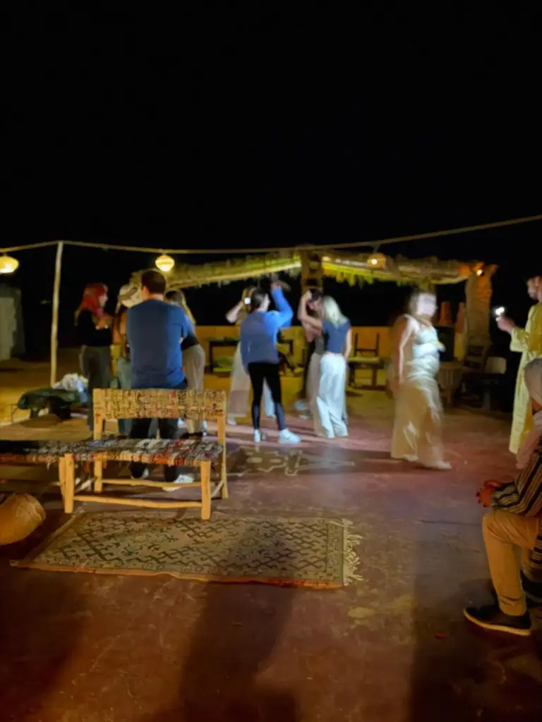 Clientes disfrutando de una fiesta de baile en Fantastic Luxury Camp