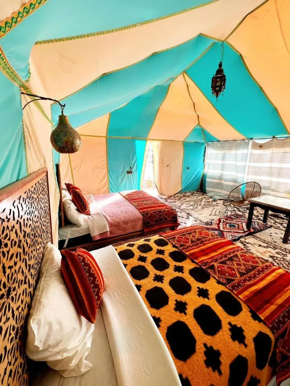 Interior vibrante de una tienda en Fantastic Luxury Dunes Camp en Merzouga