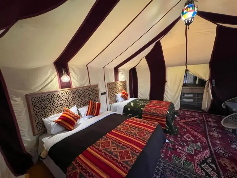 Vista interior de una tienda de lujo en Fantastic Luxury Dunes Camp en Merzouga