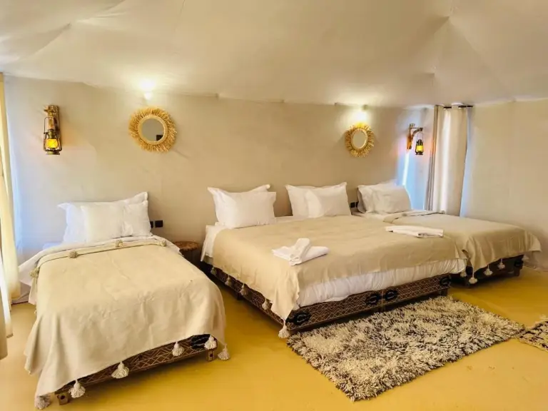 Alojamiento familiar en tienda en Fantastic Luxury Dunes Camp en Merzouga